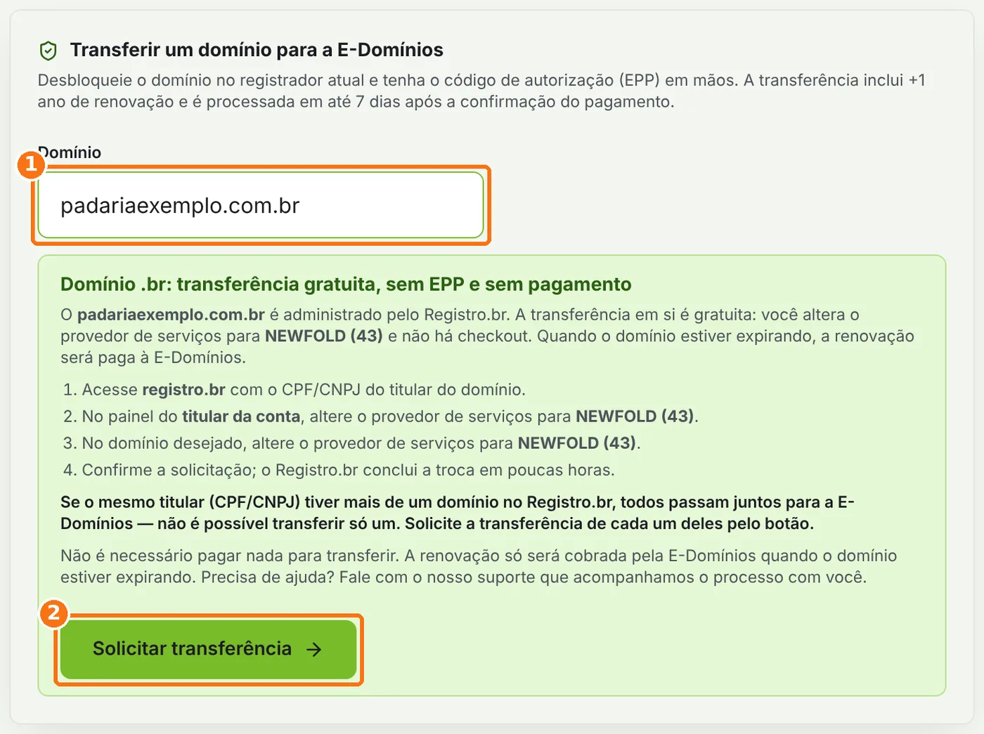 Formulário de transferência com um domínio .br digitado, as orientações do Registro.br e o botão Solicitar transferência destacados